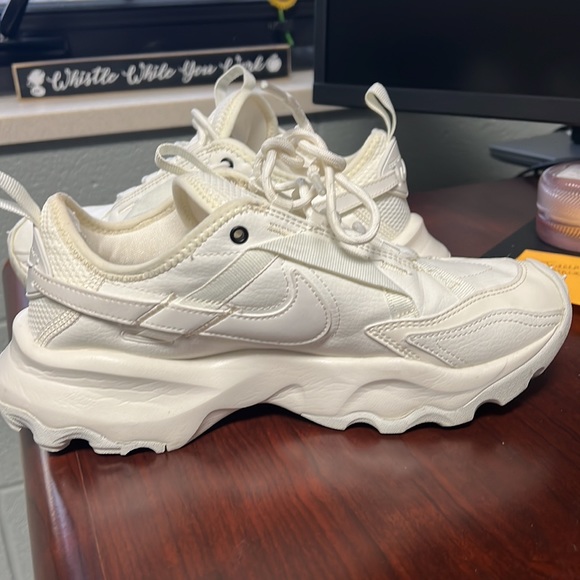 Nike - Picture 2 of 4